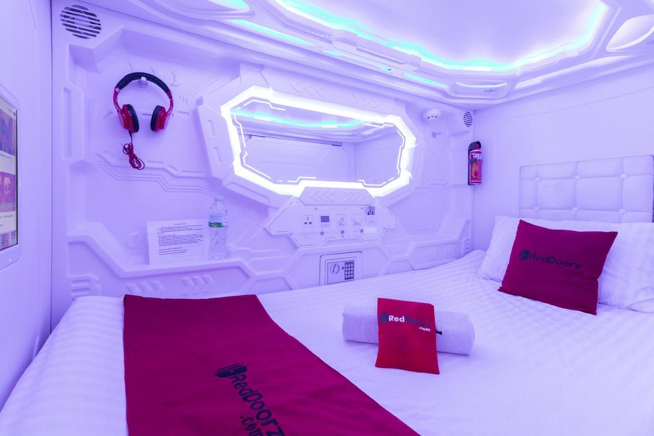 Reddoorz Hostel @ Capsule Inn Медан Экстерьер фото