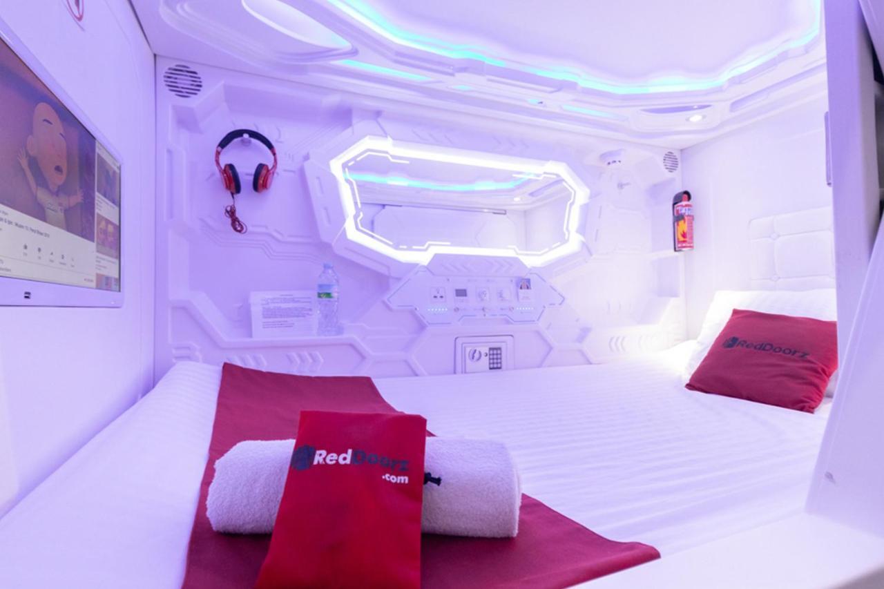 Reddoorz Hostel @ Capsule Inn Медан Экстерьер фото